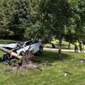 Horor: Otac mortus pijan sa sinom (4) u kolima probio ogradu, preleteo parking i zakucao se u drvo - to je bio samo početak…
