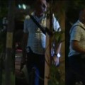 Slika sa protesta: Muškarac sa značkom vadio pištolj na građane na Novom Beogradu (video)