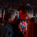 Zdravko Čolić pevao u Sarajevu, a onda je sišao među publiku i "naleteo" na reprezentativce Srbije