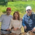 Estradni par proslavlja Uskrs na selu: Njihov naslednik pomaže ocu oko pečenja - završio je ovaj fakultet