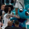 Bizaran "incident" u NBA: Lamelo Bol posle pobede dva puta pesnicom udario sopstvenu maskotu tokom proslave