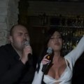 (Video) Stanija Dobrojević napravila haos u kafani: Starleta se latila mikrofona, pa se sve zaorilo, ljudi u čudu kako zvuči…