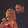 Isplivao snimak, najbogatiju pevačicu grli mladji dečko, ona u miniću: Ponizila ga pred svima, svi vrište