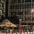 VIDEO: Veliki baner sa likom Vojislava Šešelja nakon 20 godina skinut sa zgrade u centru Novog Sada
