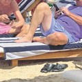 Poznati političari uhvaćeni kako se izležavaju na plaži! Sunčali se u najskupljem rizortu, nisu ispuštali telefone! Foto