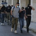 FOTO Pojavile se slike hapšenja u Atini: Huligani krili lice, policija ih vezala jedne za druge