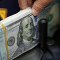 Dok američke akcije slabe, dolar stremi ka petomesečnom maksimumu