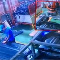Robot smrskao radnika na smrt: Jeziva scena u fabrici na Tajlandu kolega nije ni primetio užas iza leđa (video)