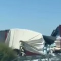 Teška nesreća kod Kovilja Kamion prevrnut i zgužvan, teret rasut po putu (video)