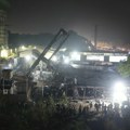 Užas u Indiji: Bilbord pao preko benzinske stanice, osmoro ljudi poginulo, 20 i dalje zarobljeno VIDEO