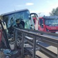 Bankina probila autobus! Užasna nesreća u Italiji: Vozač sleteo sa puta, vozilo smrskano: Ima mrtvih (foto)