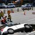 Trenutak kada je rupa, duboka preko 2 metra, progutala automobil na prometnom putu u Seulu: Ima povređenih