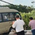 Horor scena u Kini Školski autobus uleteo u grupu đaka, namjanje 11 poginulo (uznemirujući snimak)