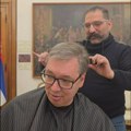 "Polako sa to rasturanje": Vučić kod frizera, priprema se za gostovanje: "Kaže mi majka, sine, pobeleo si načisto" (video)