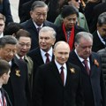 Svi se pitaju šta nose putinovi telohranitelji u rukama: Crno je i sa jasnim razlogom je tu! (foto)