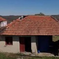 "Više nas i ne poznaje" Pevač živi u luksuznoj vili, porodični dom mu propada, a tek da vidite unutrašnjost (foto)