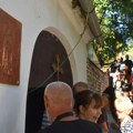 Reka vernika u pravoslavnoj svetinji kod Kikinde: Došli po vodu za koju se veruje da ima isceliteljske moći