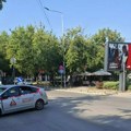 Sudar dva taksi vozila na Vizantijskom bulevaru. Vozač i putnica prevezeni u UKC