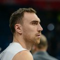 FOTO Milutinov uzeo „zver“ u ruke: Srpski centar lice u lice sa divljom životinjom, fotografija oduševila sve
