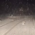 (Video) Potpuno zavejan put kod Rudnika: Sneg prekrio kolovoz, automobili se jedva probijaju, snežni pljusak napravio haos