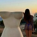 Zadnjica u prvom planu, mrežasta haljina sve otkriva! Poznata teniserka pozirala na plaži, pa atraktivnim fotkama zasenila…