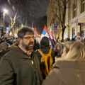 “Nećemo dozvoliti fašizaciju društva”: Radomir Lazović sa ulice na kojoj se dva kordona policije isprečilo između antifašista…