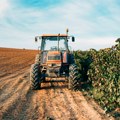 Devojčica (14) izazvala stravičan sudar Vozila traktor pa se zakucala u auto ima povređenih!