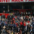 (Фото) Полиција упала у седиште опозиционе партије ЦХП у Анкари, коришћен сузавац током интервенције