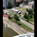 Performans na Keju: SNS mladi telima glume jedinstvo, režimski mediji u transu