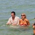 Talasi svukli haljinu zvezdi "Čuvara plaže": Ispod nje nije nosila ništa, pa sve pokazala! Cela plaža gledala u nju (foto)