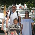 Prve porodične slike Aleksandre Prijović i Filipa sa decom Mali Aki gura sestru u kolicima, neodoljiv prizor u Crnoj Gori…