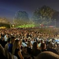 SLIKA KOJA GOVORI VIŠE OD REČI: Prepuna Letnja pozornica za kraj šest dana filmskog spektakla u Nišu