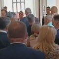 Jovanović Ćuta u salu ušao okružen drugim poslanicima