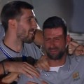 VIDEO: Đoković zaplakao na dočeku u Beogradu, košarkaši ga grlili
