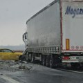 Srećan kraj spasavanja vozača: Učestvovao u sudaru sa dva kamiona na mostu kod Beške, iz vozila ga izvukli vatrogasci