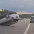 Teška saobraćajka na auto-putu Beograd-Niš! Otkačila se prikolica nasred puta, automobil se prevrnuo na krov (video)