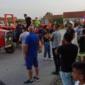 Meštani Donjeg Brijanja traktorima blokirali put – traže popravku škole, puteva, pijaću vodu…(video)