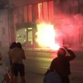 Učesnici protesta zapalili prostorije SNS-a u Valjevu