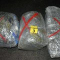 Velika akcija policije, uhapšena dva dilera! Jednog našli na naplatnoj rampi sa 35 kila droge, a drugog kod Ražnja sa 50 kila!…