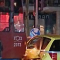 Prve slike žestokog udesa u Bulevaru: Sudarili se automobil i tramvaj, vozilo ostalo na šinama