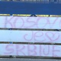 Prekrečen grafit "Kosovo je srce Srbije" u Gračanici: Kosovska policija tražila da se prefarba u plavo, to ipak nije učinjeno…
