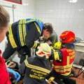 18 Ватрогасаца вадило тинејџерку из машине за сушење: Хитно је превезена у болницу, погледајте драматичне призоре спашавања…