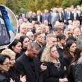 Са породицом није стајала, током опела била ван цркве: Пета жена Павковића се крила на сахрани, није била сама