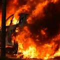 (Video) Plamen i dim u centru grada gori auto u Smederevu, čule se eksplozije