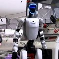 Humanoidni roboti preuzimaju prtljag na aerodromu u Tokiju