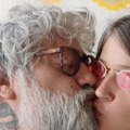 Za njegovu ženu misle da mu je ćerka: Ostaćete bez teksta kada budete čuli koliko je mlađa, imaju sina: On je bio u vezi sa 13…