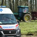 Jeziv prizor kod Kikinde: Kombi i traktor sleteli s puta, Hitna pomoć odmah reagovala
