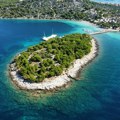 Najzanimljivija plaža na Jadranu! Turisti dođu zbog mora, a ostanu zatečeni onim što vide ispod površine (foto)