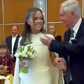 Najemotivnija scena sa venčanja: Majka joj umrla kada je imala 40 dana, a sada je otac sa suzama u očima ispratio do oltara…