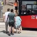 Dramatičan snimak iz Beograda Oborena žena dok je pretrčavala ulicu (video)